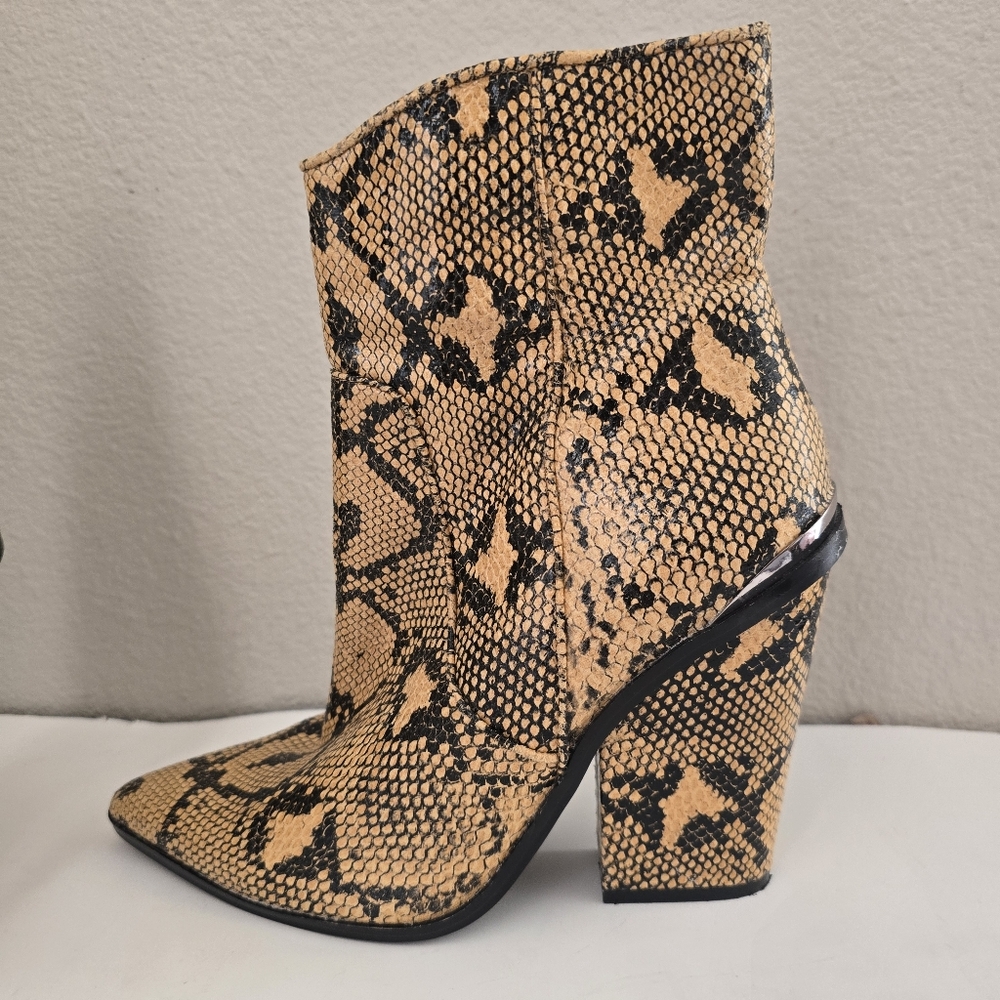 Steve Madden Women's Rarely Western Leather Booties 6.5